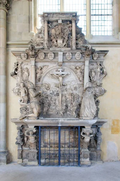 Κάθετη λήψη ενός θρησκευτικού γλυπτού με τον Ιησού Χριστό σε ένα σταυρό στον καθεδρικό ναό του Magdeburg — Φωτογραφία Αρχείου