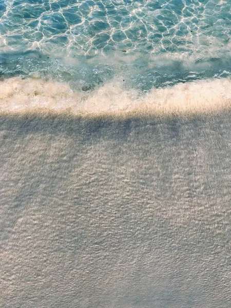 Uma Vertical Das Belas Ondas Que Chegam Praia Arenosa — Fotografia de Stock