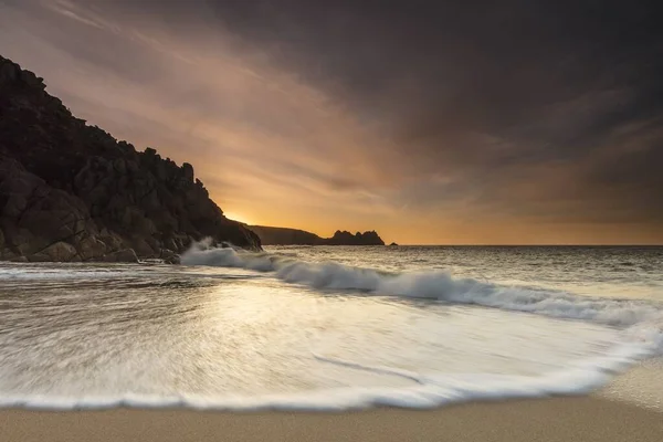Piękna Sceneria Słońca Zachodzącego Górą Oceanem Wody Schodzące Brzegu Porthcurno — Zdjęcie stockowe