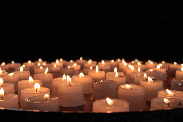 어두운 곳에서 종교 의식을 위해 촛불을 켜 놓은 것을 클로즈업 한 사진 — 스톡 사진