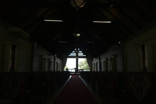 Corredor Casamento Dentro Igreja Com Cadeiras Vazias Prontas Para Cerimônia — Fotografia de Stock