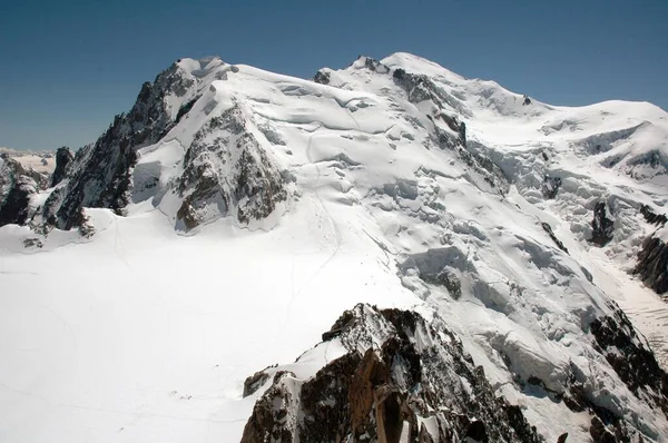 Een Prachtige Bergtop Bedekt Met Sneeuw — Stockfoto