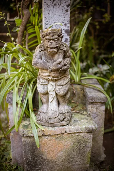 Вертикальный снимок статуи посреди сада — стоковое фото