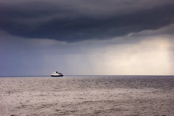 Barco Acercándose Tormenta Cerca Bajo Cielo Nublado Oscuro Costa Canadá — Foto de Stock