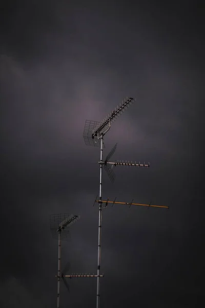 Tiro vertical de uma antena no tempo tempestuoso — Fotografia de Stock