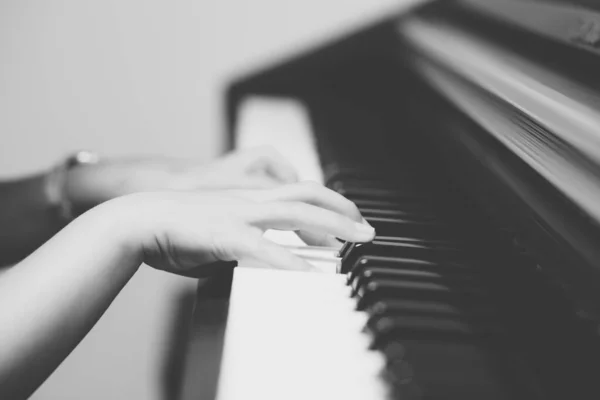 Beautiful Closeup Shot Female Hand Playing Piano Perfect Blog Classical — Stock Photo, Image