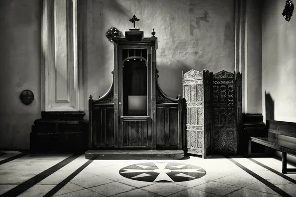 Grayscale tiro do interior de uma antiga igreja cristã histórica — Fotografia de Stock