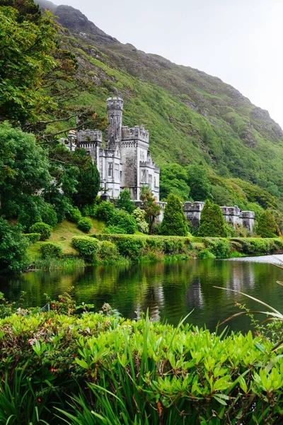 Fascinante toma vertical de la abadía de Kylemore y el jardín amurallado victoriano en Irlanda —  Fotos de Stock