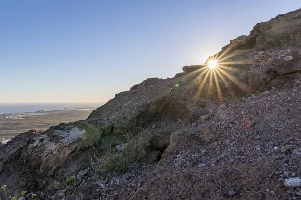 Hermoso Paisaje Una Colina Rocosa Con Sol Brillante Que Brilla —  Fotos de Stock