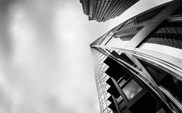 Szary Niskokątny Strzał Wieżowca Finansowej Dzielnicy Toronto Kanada Pod Zachmurzonym — Zdjęcie stockowe