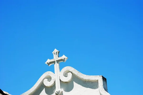 Eine Flache Aufnahme Eines Kreuzes Der Spitze Eines Weißen Gebäudes — Stockfoto