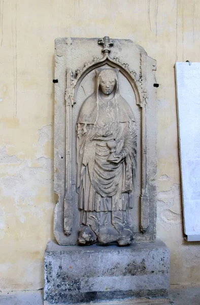 Imagem vertical da escultura de um santo dentro da catedral de Magdeburgo durante o dia — Fotografia de Stock