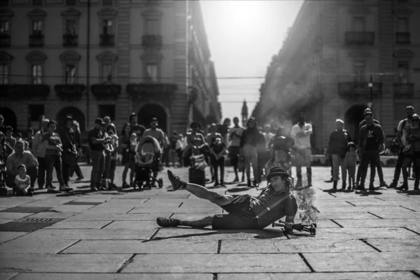 Torino Italien Jun 2019 Gatubutik Saker Människor Djur Livet Runt — Stockfoto