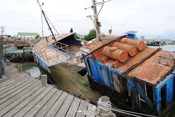 Plan Angle Élevé Vieux Bateau Pêche Rouillé Usé Garé Net — Photo