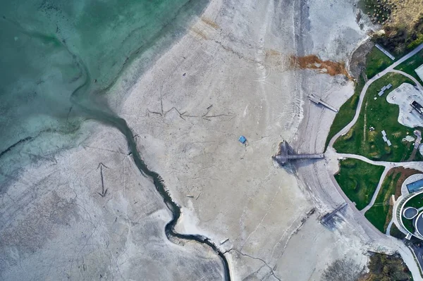 Alto ángulo de disparo de una gran grieta en la costa pedregosa junto al agua turquesa — Foto de Stock