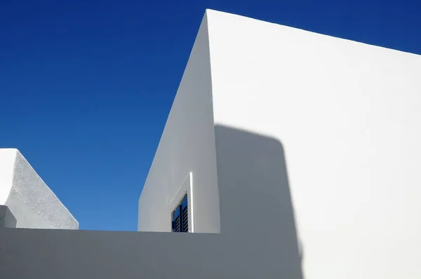 Ein Weißes Gebäude Schatten Mit Dem Schönen Blauen Himmel Hintergrund — Stockfoto