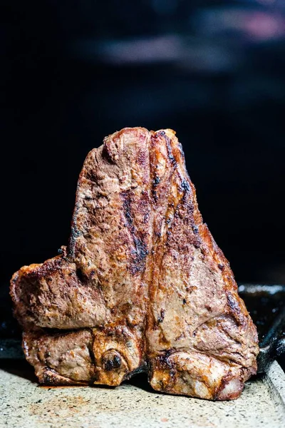 一张美味肉片的垂直特写 是一篇食物博客文章的完美配图 — 图库照片