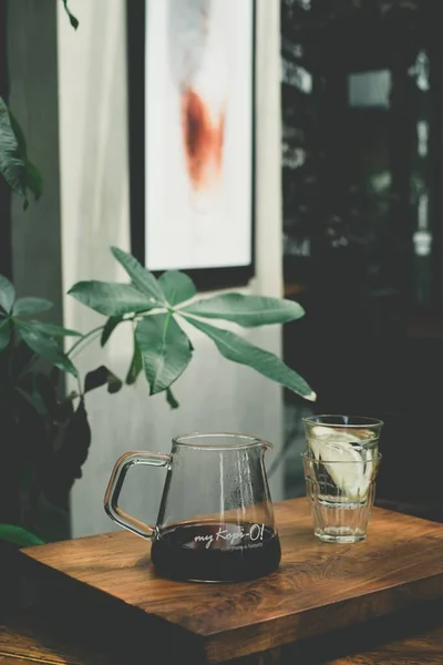 Trago Vertical Una Tetera Vaso Sobre Una Mesa Madera —  Fotos de Stock