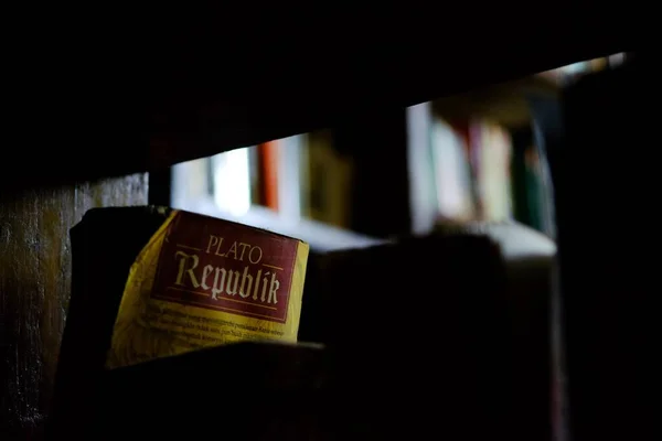 Primer plano de un viejo libro en una biblioteca —  Fotos de Stock