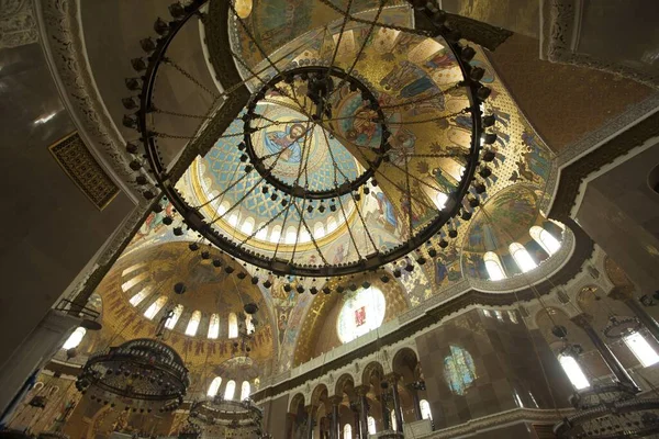 Bajo ángulo de tiro del hermoso techo en una hermosa catedral en Rusia —  Fotos de Stock