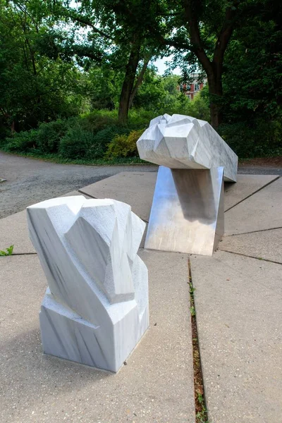 Vertikal bild av ett monument i staden Magdeburg omgiven av vackra gröna träd — Stockfoto