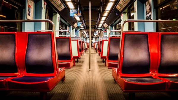 空荡荡的地铁里的座位 — 图库照片