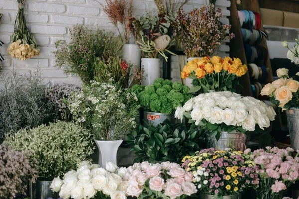 Beautiful shot of a flower shop with fresh roses hortensias and chrysanthemums — Stock Photo, Image