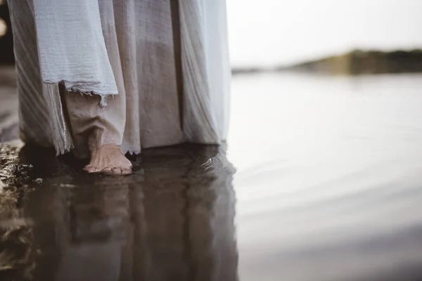 Крупним планом знімок людини в біблійному халаті, що йде у воді біля берега — стокове фото