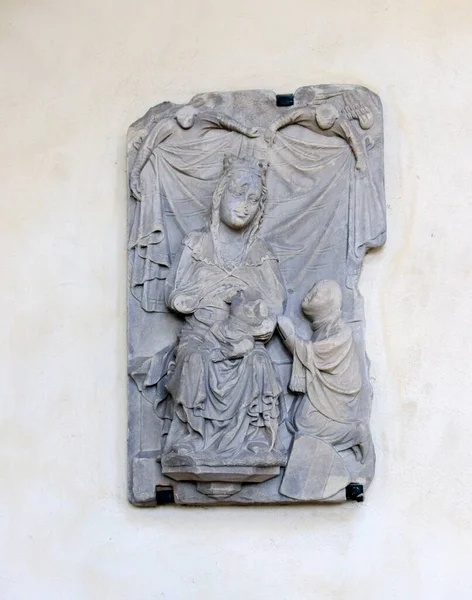 Tiro vertical de uma Deusa e um adorador esculpir na catedral de Magdeburgo — Fotografia de Stock
