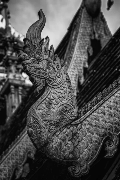 Plan vertical en échelle de gris d'une sculpture en pierre avec de beaux motifs sur un bâtiment historique — Photo