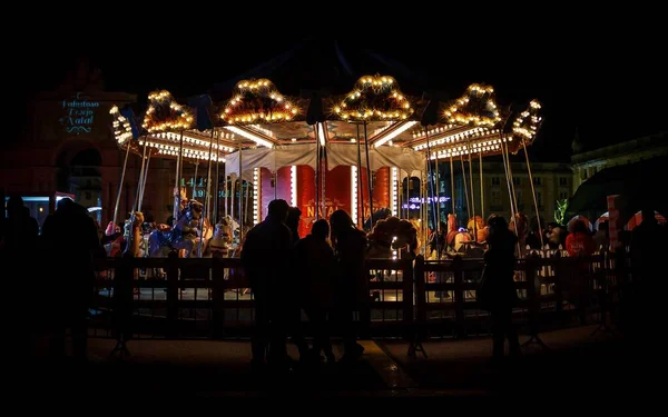 Een Verlichte Draaimolen Een Pretpark Nachts — Stockfoto