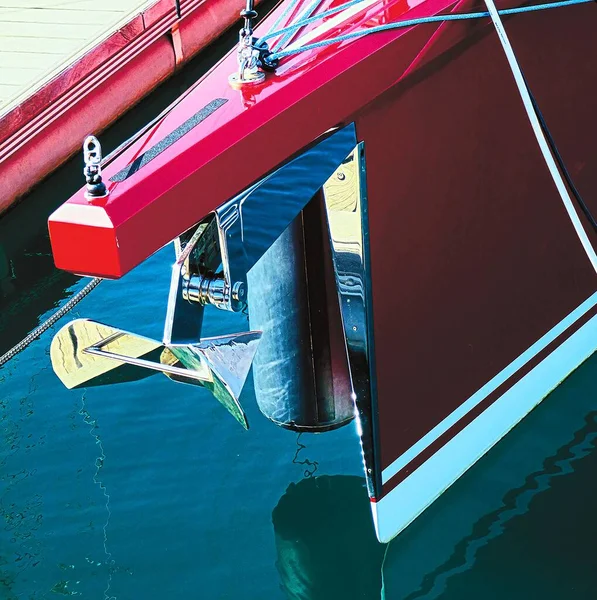 一艘红色的船停靠在港口的海面上 — 图库照片