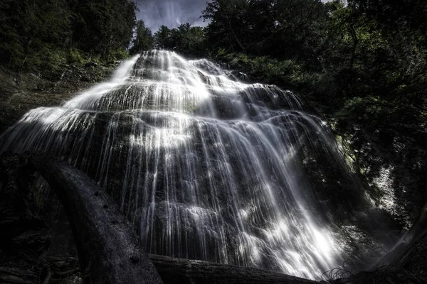 Krásná Scenérie Dech Beroucího Vodopádu Lese Skvělé Pro Chladné Přírodní — Stock fotografie