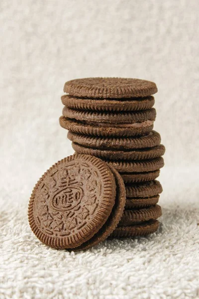 Vertikální Záběr Nějaké Lahodné Čokolády Plněné Oreos Bílém Pozadí — Stock fotografie
