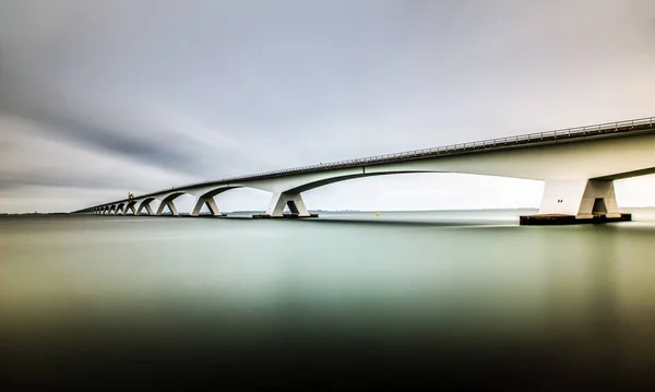 Ponte de concreto com arcos sobre o mar sob o belo céu — Fotografia de Stock