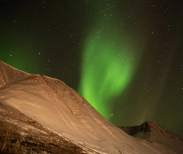 Low Angle Shot Snowy Mountains Aurora Sky Night Time — Stock Photo, Image