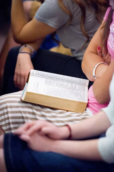 Verticaal shot van een groep mensen die in de kerk zitten en de Bijbel lezen — Stockfoto