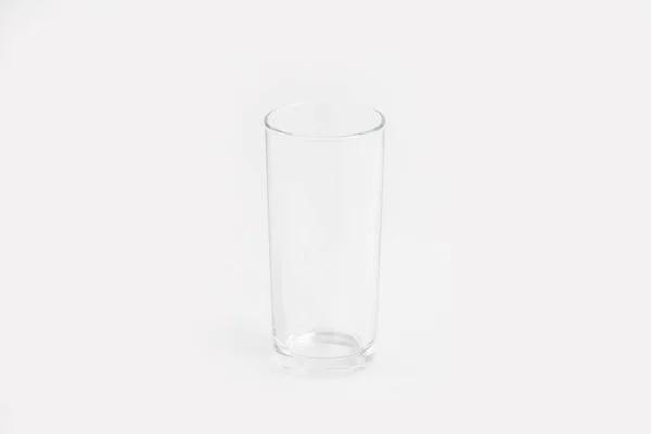 Szoros lövés egy elegáns, átlátszó üveg csésze elszigetelt fehér alapon — Stock Fotó