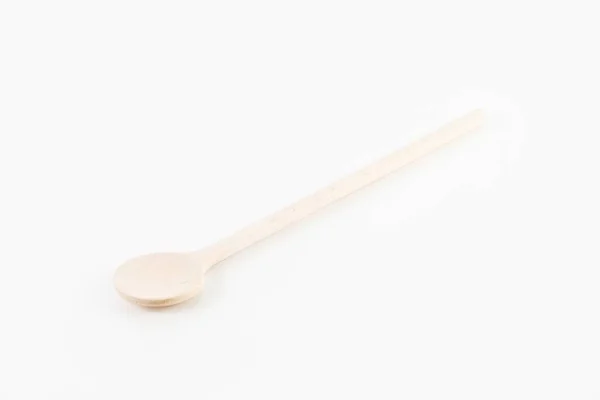 Primer plano de una cuchara de madera aislada sobre un fondo blanco —  Fotos de Stock