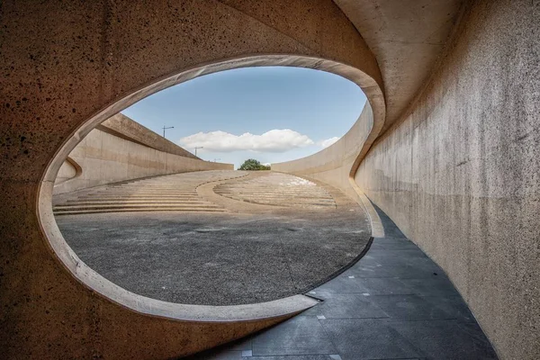 Betonový obloukový tunel u dálnice pod zataženou oblohou během dne — Stock fotografie