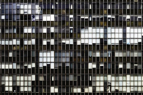 Krásný záběr moderní budovy odrážející život, jehož je svědkem — Stock fotografie