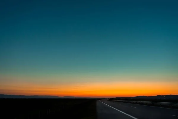 Μια Όμορφη Θέα Ενός Αυτοκινητόδρομου Την Εκπληκτική Πολύχρωμο Ουρανό Στο — Φωτογραφία Αρχείου