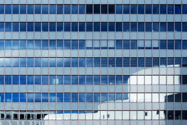 Красивый снимок синего современного здания со стеклянными окнами, идеально подходящего для архитектурного фона — стоковое фото