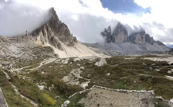 Piękna Sceneria Formacji Skalnych Pod Białymi Chmurami Włoszech — Zdjęcie stockowe
