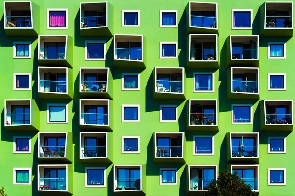 Feliz edifício moderno verde com diferentes tipos de plantas em varandas — Fotografia de Stock