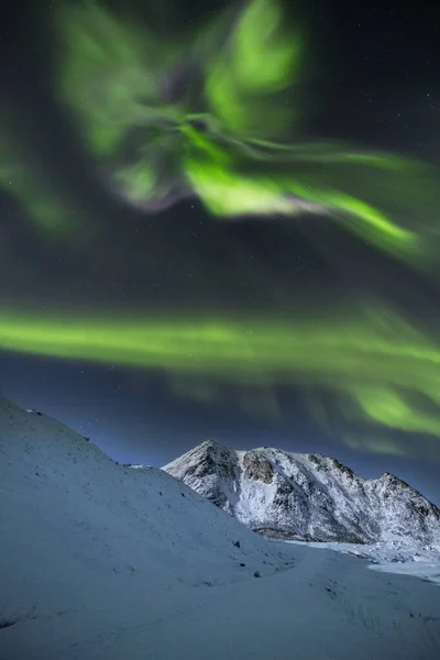 Vertikální Záběr Zasněžených Hor Pod Krásnými Severními Světly Obloze Norsku — Stock fotografie