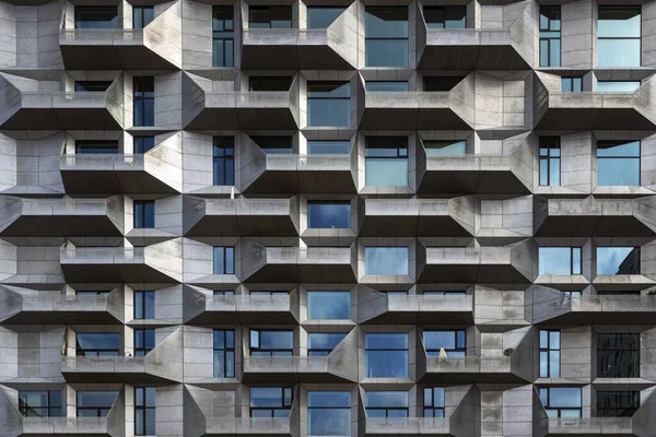 Moderní budova s působivými architektonickými zvraty s okny různých tvarů a velikostí — Stock fotografie