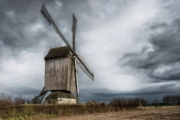 Låg Vinkel Skott Väderkvarn Gräsbevuxen Fält Hisnande Storm Moln — Stockfoto