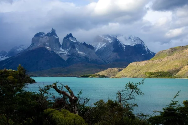 Uma Bela Paisagem Lago Cercado Por Montanhas Parque Nacional Torres — Fotografia de Stock