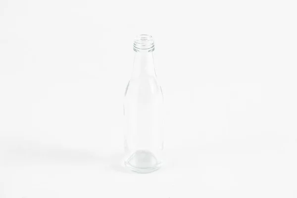 Ujęcie zbliżeniowe szklanej butelki wyizolowanej na białym tle — Zdjęcie stockowe